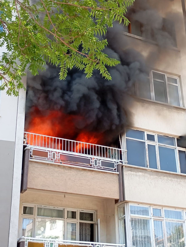 5 katlı apartmanda çıkan yangında can pazarı yaşandı - Resim: 1
