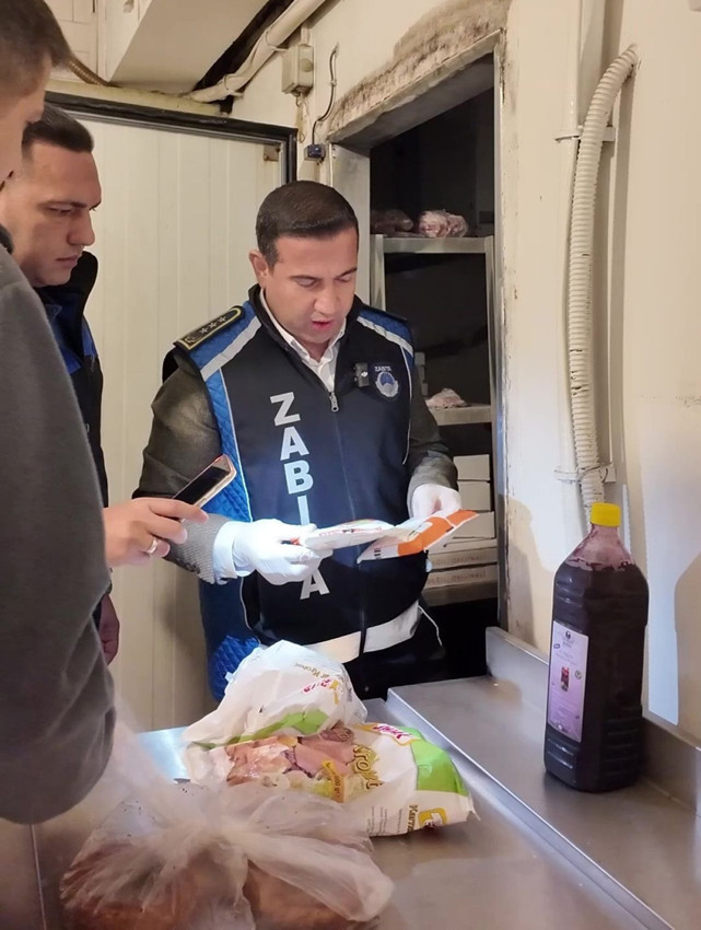 Gıda zehirlenmesi vakaları sürerken zabıta denetiminde tespit edilen son kullanma tarihi şoke etti - Resim: 3