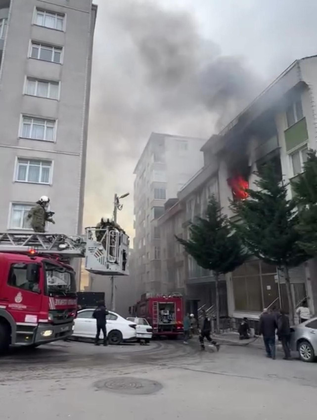 İstanbul'da can pazarı! Alevlerin sardığı binada mahsur kaldılar - Resim: 3