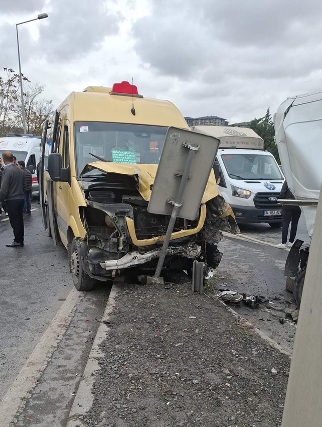 İstanbul'da zincirleme kaza! 3 araç birbirine girdi; yaralılar var! - Resim: 1