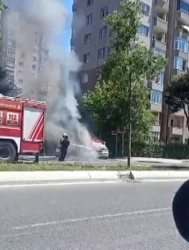 İstanbul'da park halindeki elektrikli otomobil alev alev yandı - Resim: 3