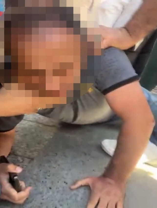 İstanbul'da tramvayında çocuğa taciz iddiası: Şüpheliyi döve döve polise teslim ettiler! - Resim: 3