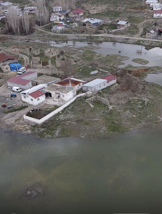 Aşırı yağışlar sonrası baraj taştı, bir köy adaya dönüştü, vatandaşlar mahsur kaldı! - Resim: 3