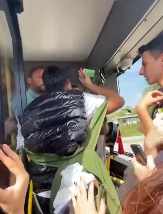 Bu seferki maganda liseli bir çocuk çıktı - Resim: 1