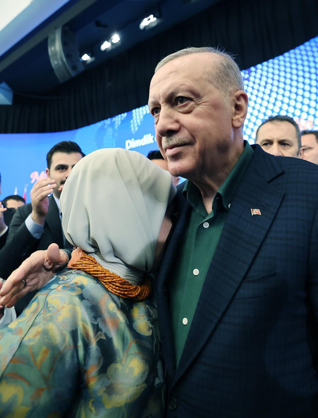 Emine Erdoğan, Cumhurbaşkanı Erdoğan'a sarılıp ağladı - Resim: 4