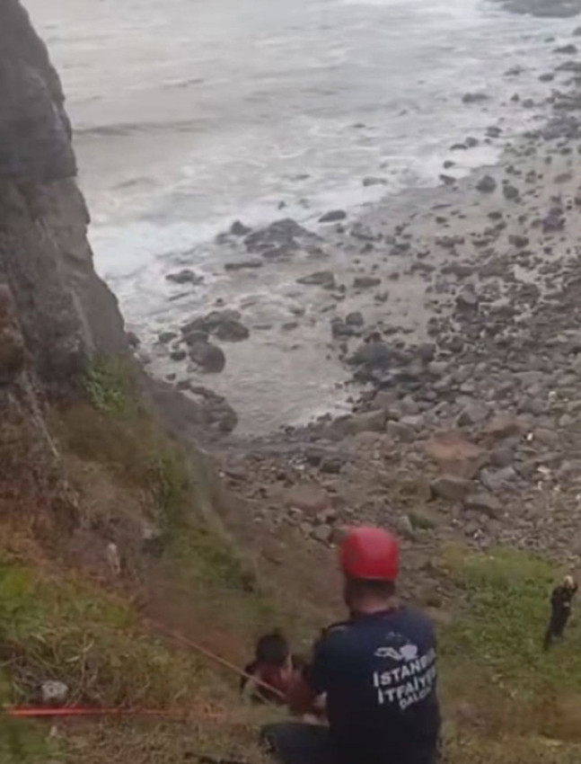 İstanbul Boğazı'nda dev dalgaların dövdüğü kayalıklarda can pazarı - Resim: 4