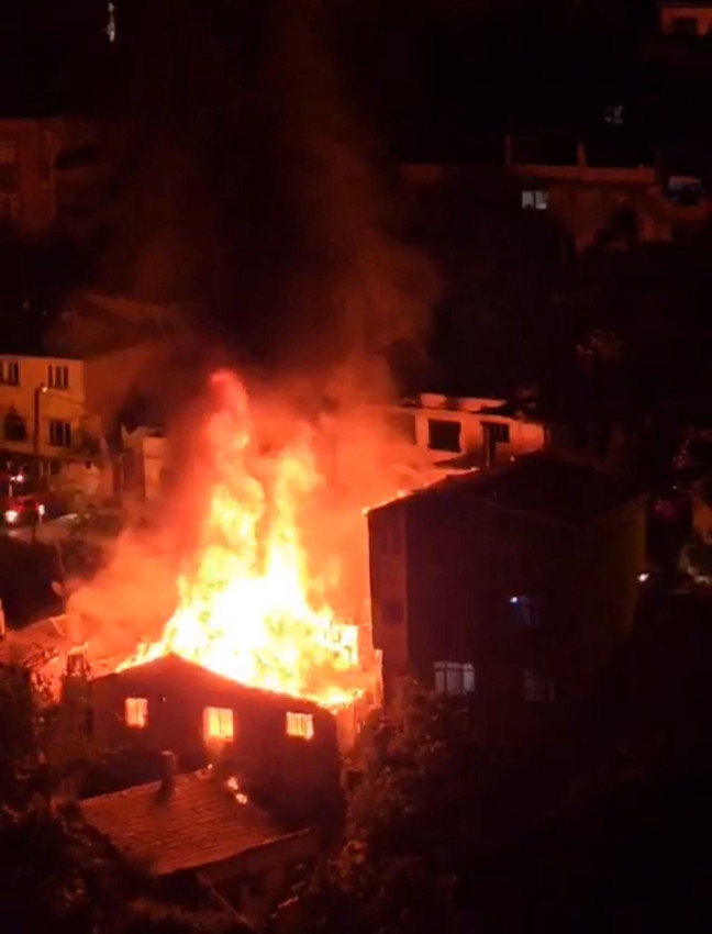 İstanbul'da gece yarısı korku dolu anlar: 4 gecekondu küle döndü - Resim: 2