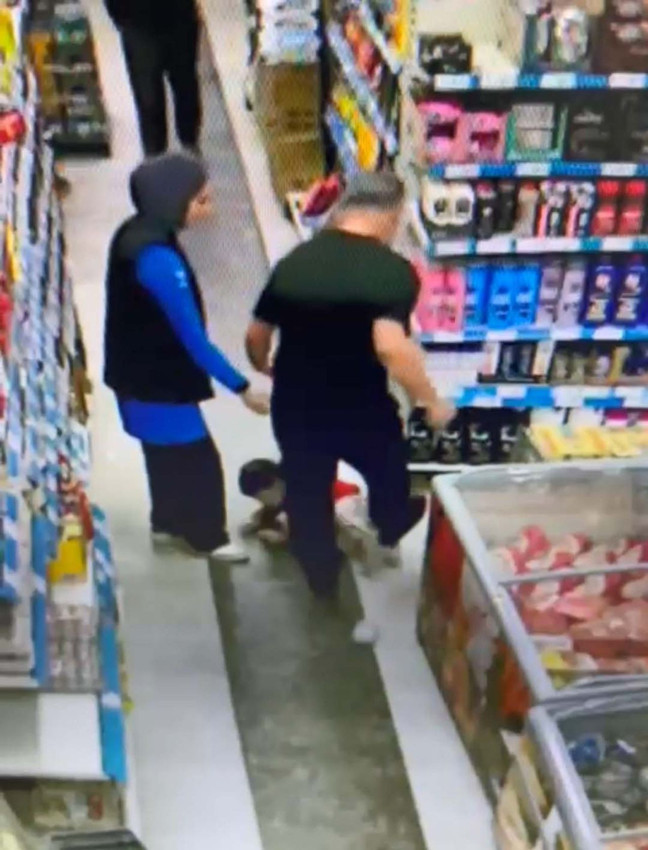 5 yaşındaki çocuğu tekmeleyerek dövdü... Çocuk yere düştü o vurmaya devam etti - Resim: 4