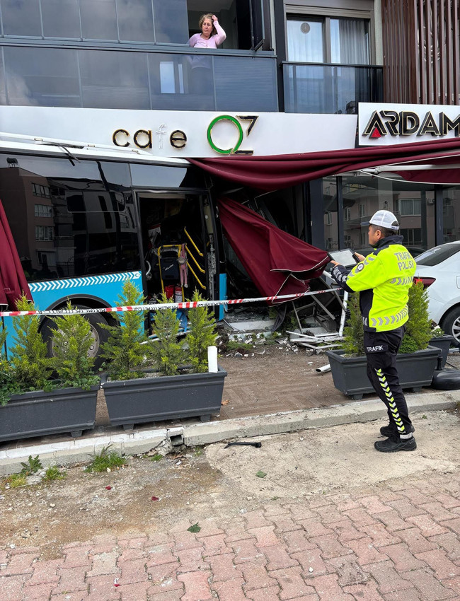 Halk otobüsü araçlara çarpıp, kafeye girdi: Yaralılar var - Resim: 1