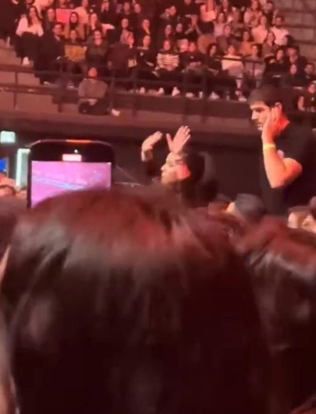 Konserde ilginç anlar: Önündeki seyirciyi Yalın'a şikayet edince... - Resim: 3