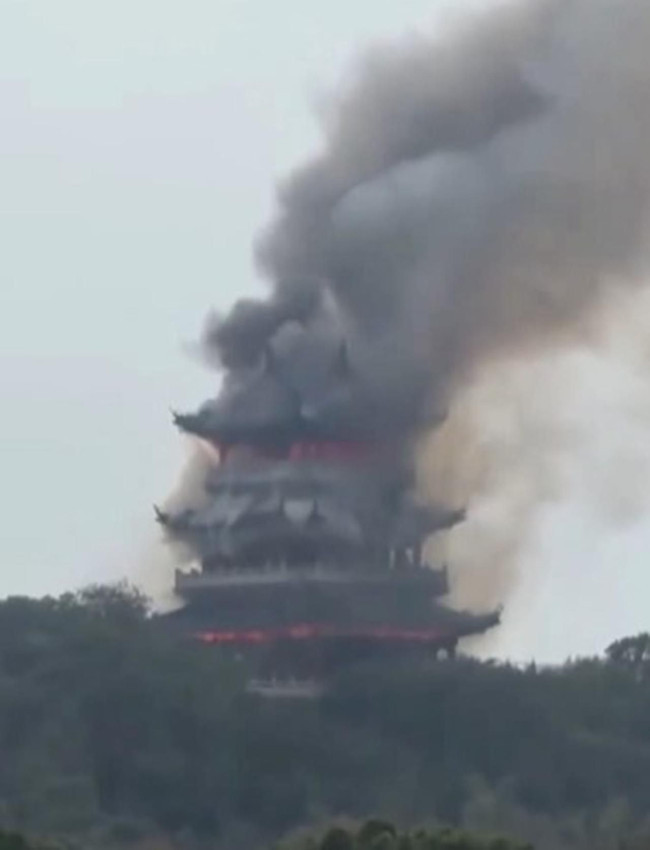 1500 yıllık tarihi tapınak alev alev yandı - Resim: 2