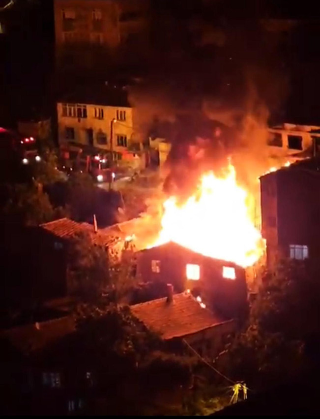 İstanbul'da gece yarısı korku dolu anlar: 4 gecekondu küle döndü - Resim: 1