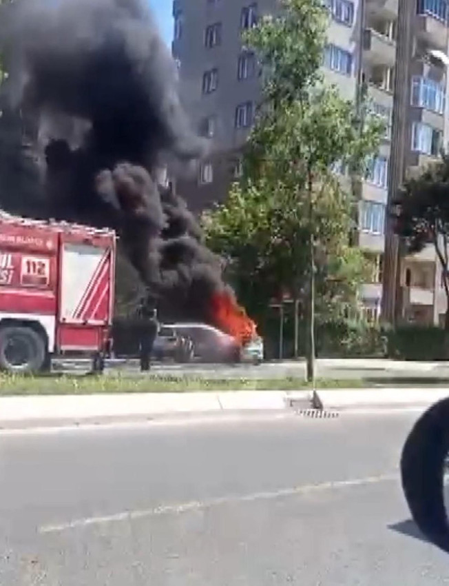 İstanbul'da park halindeki elektrikli otomobil alev alev yandı - Resim: 2