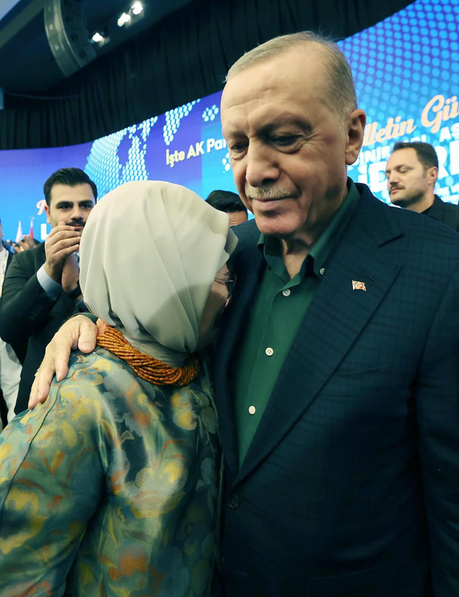Emine Erdoğan, Cumhurbaşkanı Erdoğan'a sarılıp ağladı - Resim: 2