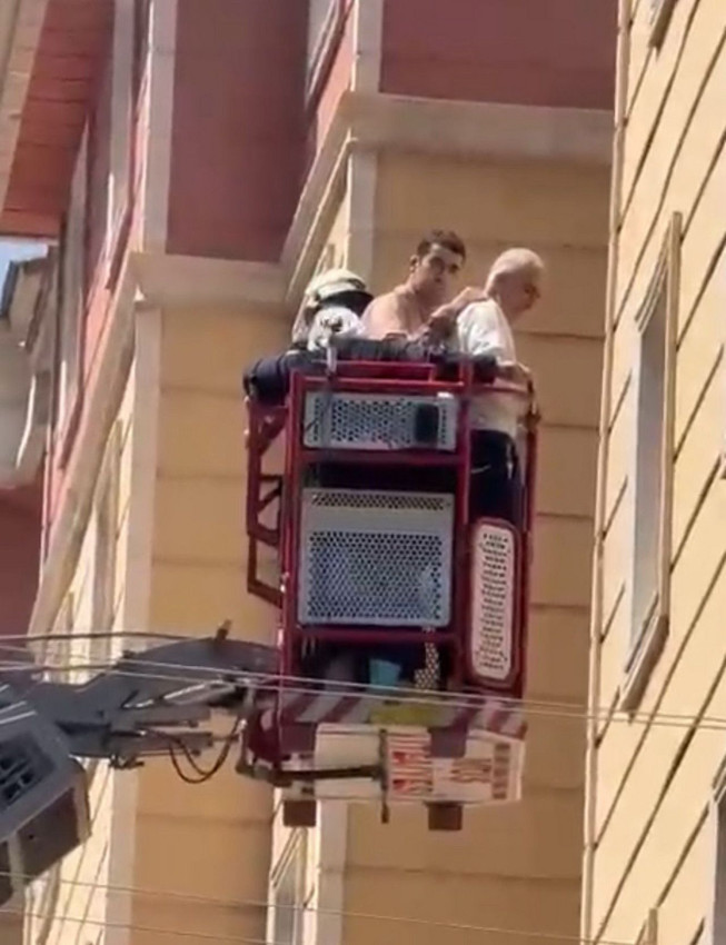 7 katlı binada can pazarı: 5 kişi yangında mahsur kaldı - Resim: 1