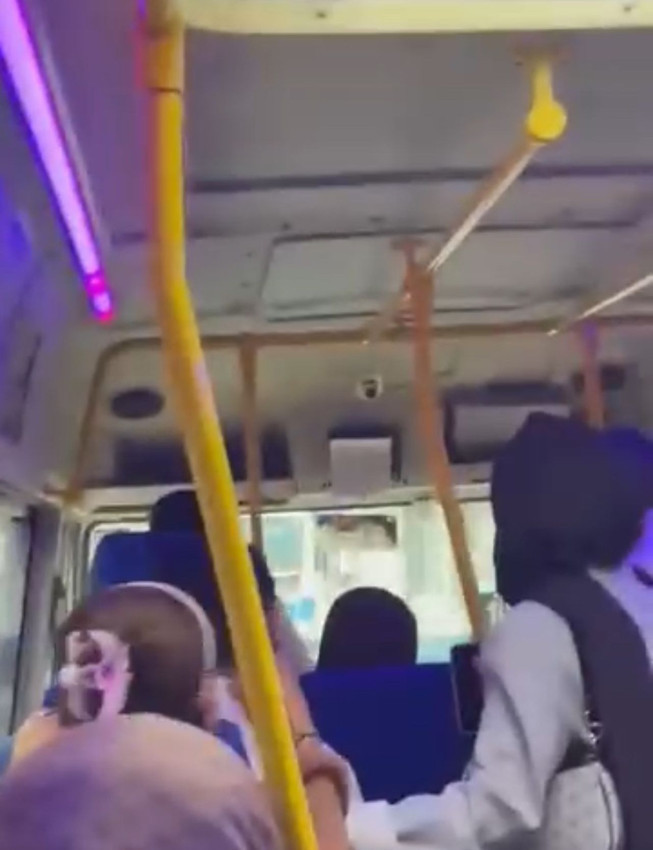 Minibüsün şoförü trafikte dehşet saçtı, yolcular neye uğradığını şaşırdı - Resim: 1