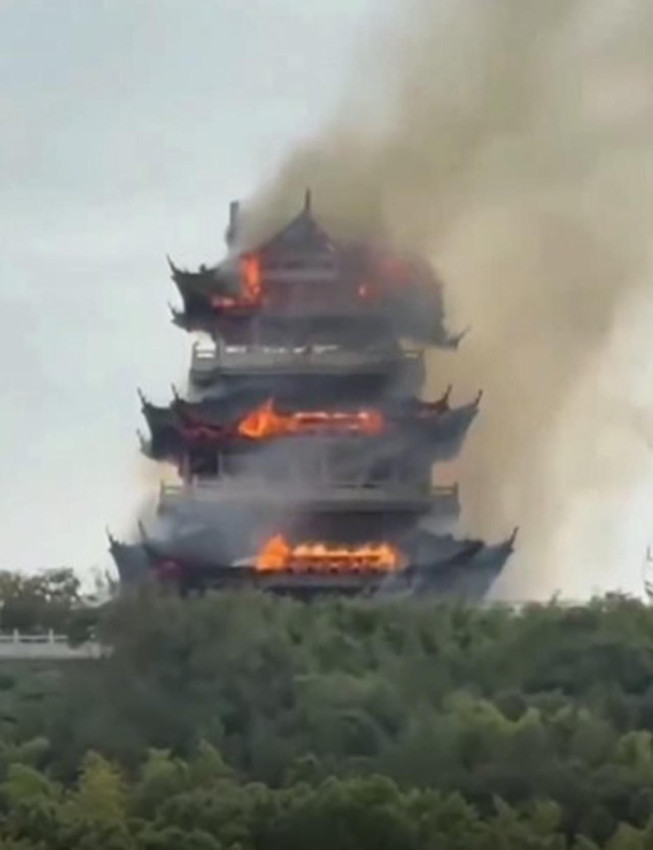 1500 yıllık tarihi tapınak alev alev yandı - Resim: 1