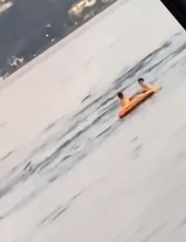 İki çocuğun İstanbul Boğaz'ndaki deniz sefası yürekleri ağızlara getirdi - Resim: 4