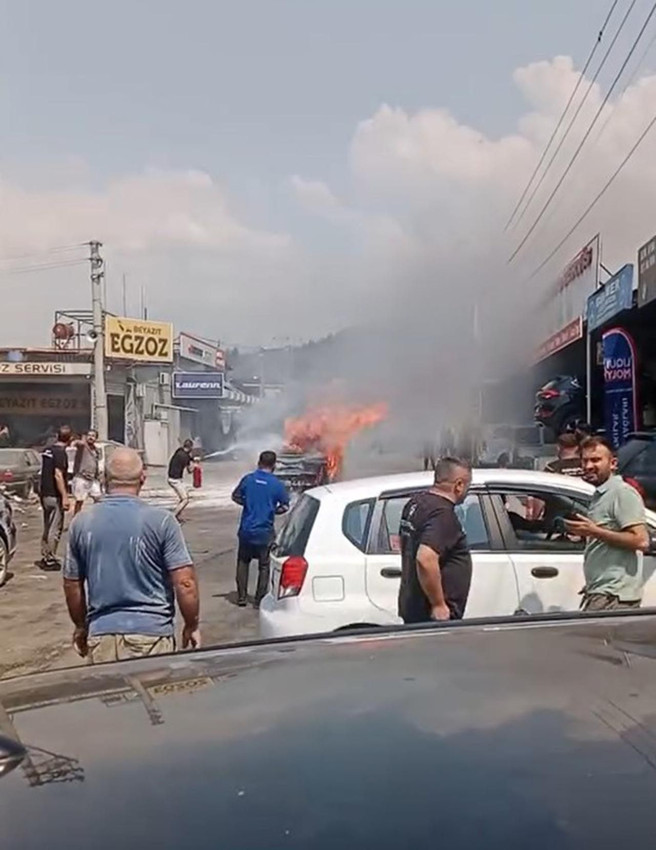 İzmir'de elektrikli otomobil alev alev yandı - Resim: 3