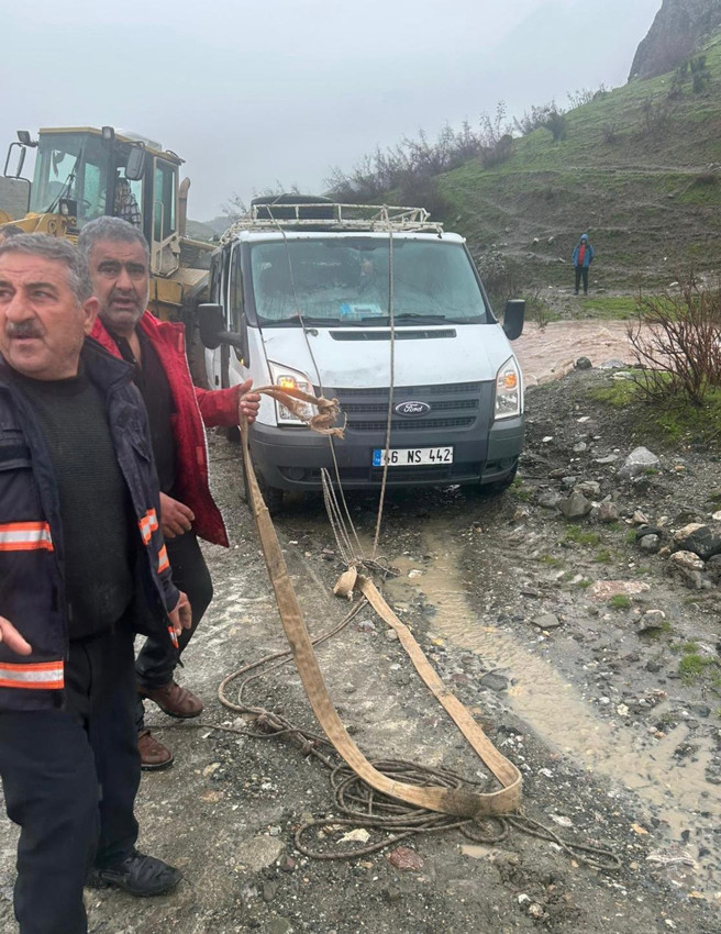Sel felaketi içinde can pazarı: Kalp krizi geçiren kadın mahsur kaldığı araçta öldü! - Resim: 4