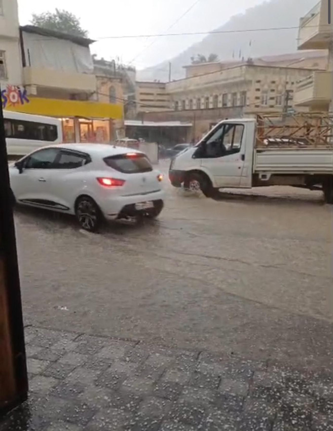 Mardin'de sağanak hayatı felç etti - Resim: 2
