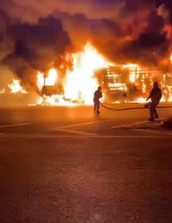 Tır alev topuna döndü; itfaiye ekipleri ölümden son anda kurtuldu - Resim: 2