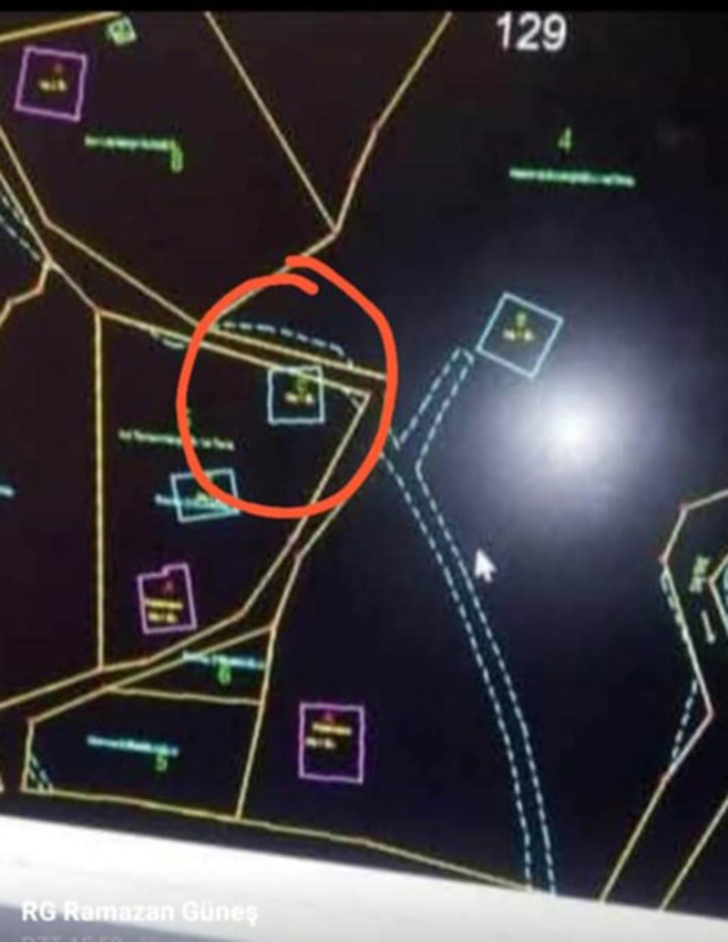 Komşusu, evine giden yolu tel örgü ve beton bloklarla kapattı - Resim: 2