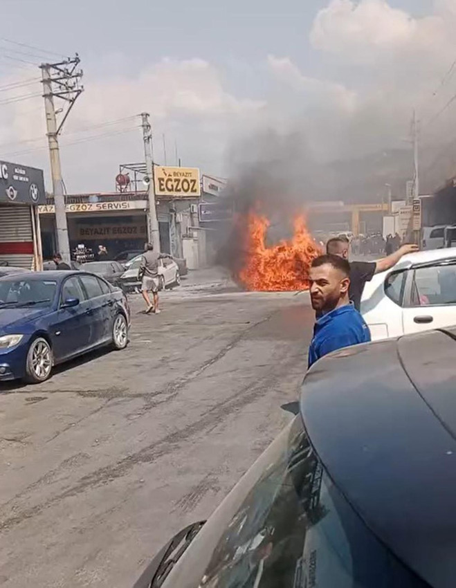 İzmir'de elektrikli otomobil alev alev yandı - Resim: 1