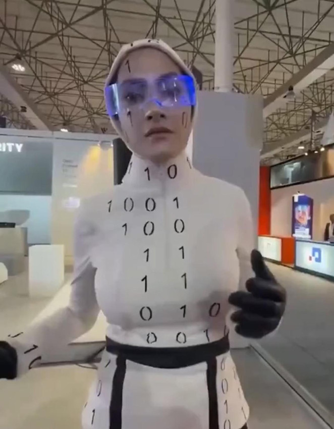 Teknoloji fuarında fıkra gibi olay: İnsansı robotlar insan çıktı! - Resim: 1