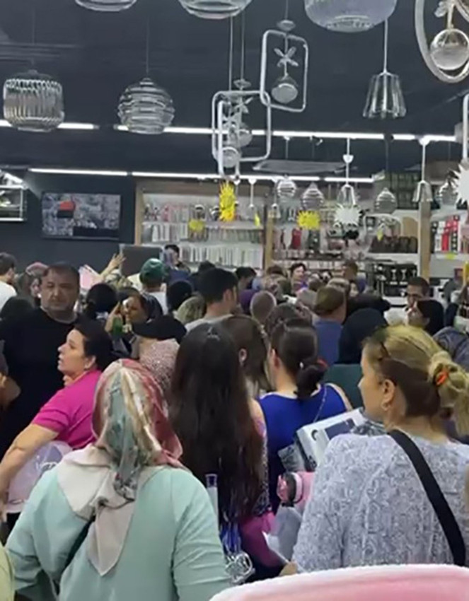 Yine bir indirim izdihamı: Kadınlar, erkekler, çoluk çocuk birbirini ezdi - Resim: 2