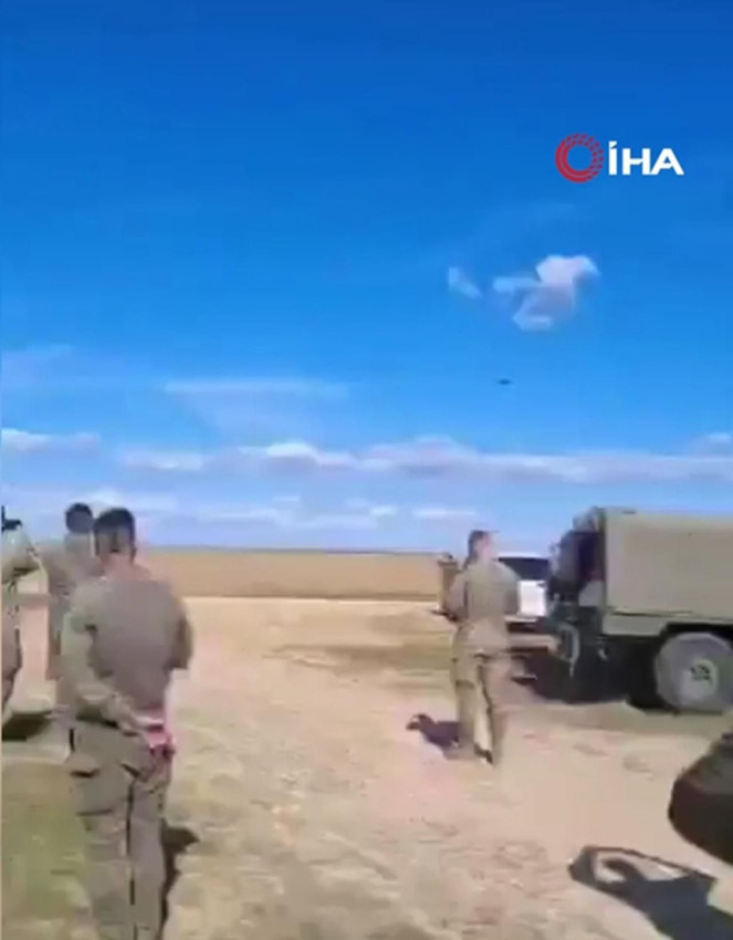 Nakliye uçağından bırakılan zırhlı araç hurdaya döndü - Resim: 2