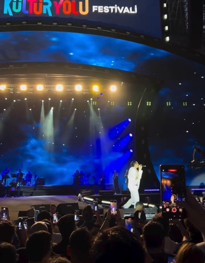 Bayhan konserinde korku dolu anlar; kendisini bir anda yerde buldu - Resim: 2