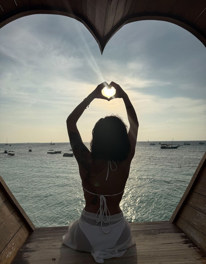 Güzelliğiyle mankenlere rakip olan sahnelerin güzel isminin yeni imajı olay oldu - Resim: 2