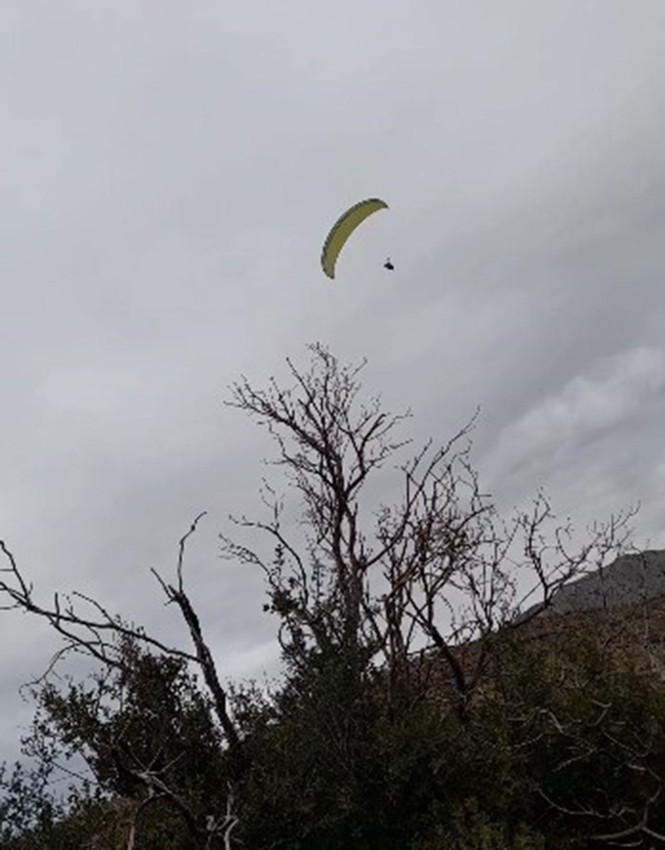 Dondurucu soğukta yürekleri ısıtan anlar: Yamaç paraşütçüsüne öyle bir sürpriz yaptılar ki... - Resim: 2