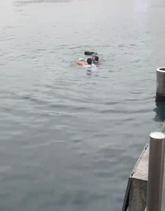 Engelli vatandaş denize düştü, 3 engelli vatandaş arkadaşları için denize atladı ama... - Resim: 2