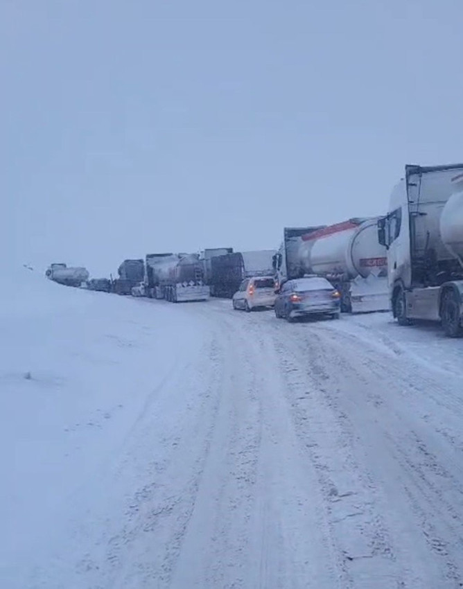 İki ilimizi birbirine bağlayan yolda tipi bastırdı araçlar yolda kaldı... - Resim: 4