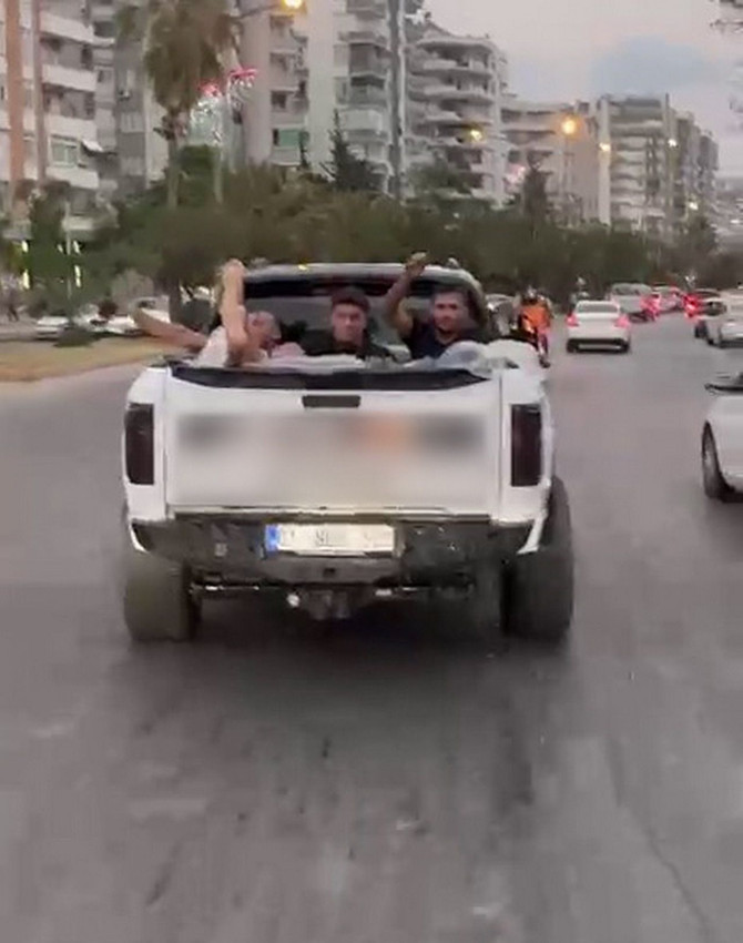 Pickup aracın kasasında havuz keyfinin cezası çok ağır oldu.... - Resim: 1