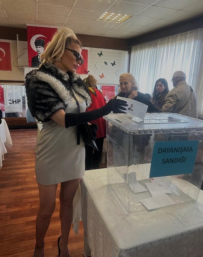 Yine tüm gözler onun üzerindeydi! Ünlü şarkıcı Hatice'den ''seçim'' pozu - Resim: 4