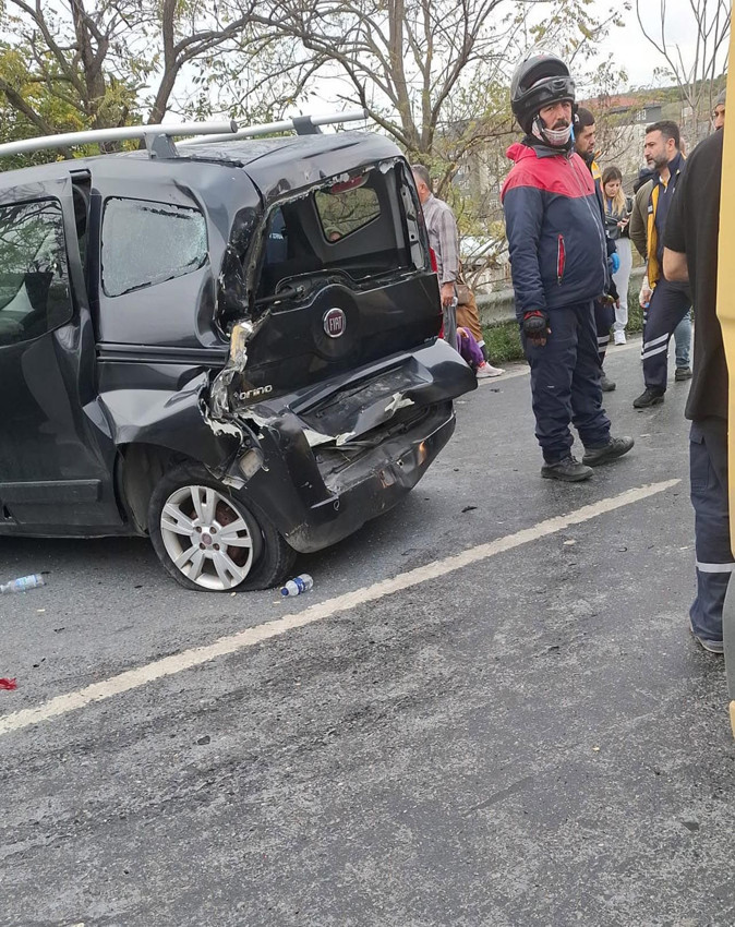 İstanbul'da zincirleme kaza! 3 araç birbirine girdi; yaralılar var! - Resim: 2