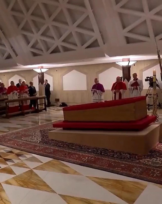 Vatikan, Papa'nın cenazesinin tabuttaki görüntülerini paylaştı - Resim: 4