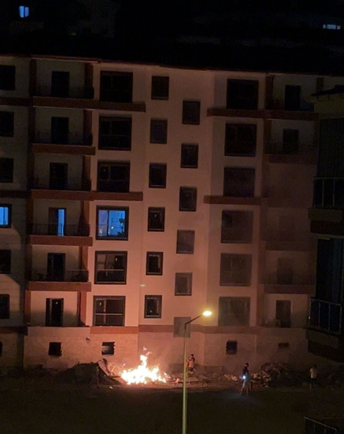 TOKİ şantiyesinde yangın paniği: Alevleri kumla müdahale ettiler - Resim: 4