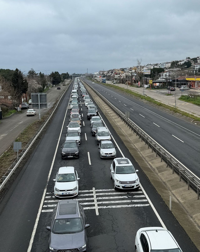 Bayram tatilinden İstanbul'a dönüş yolu kilitlendi; ağır vasıtalara trafiğe çıkış yasağı geldi - Resim: 2