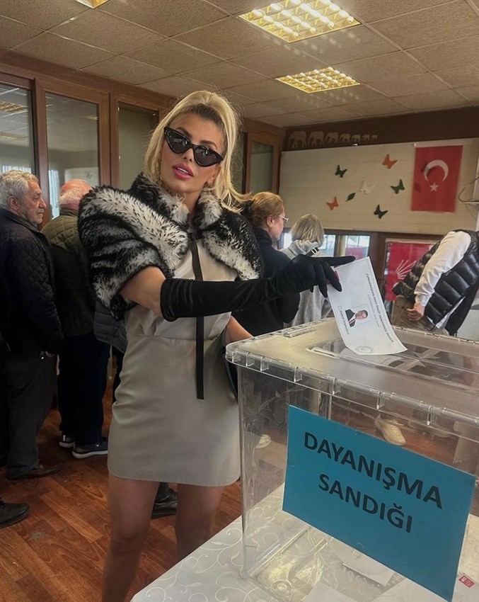 Yine tüm gözler onun üzerindeydi! Ünlü şarkıcı Hatice'den ''seçim'' pozu - Resim: 3