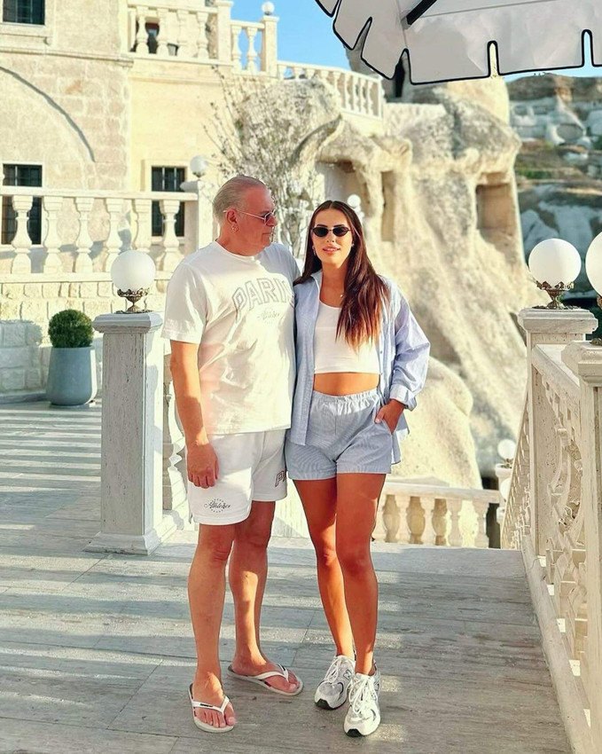 Burak Sergen 26 yaş küçük eşiyle yaz tatilinde aşka geldi - Resim: 1