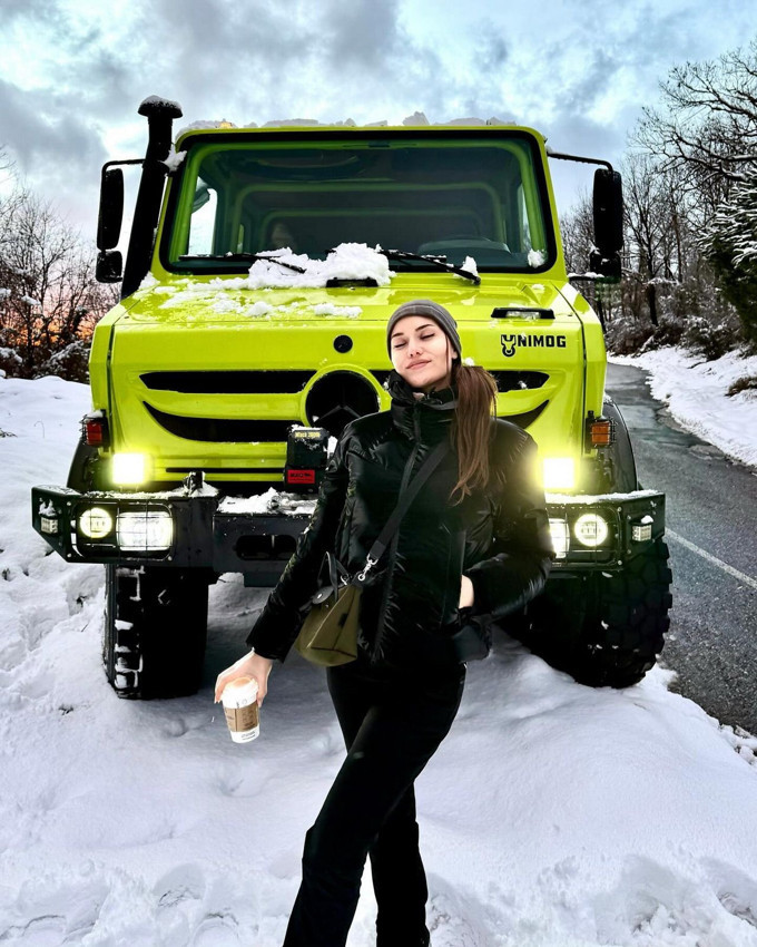 Kar paylaşımları olay olan Fahriye Evcen kış günü mayolu pozlarıyla yazı geri getirdi - Resim: 1