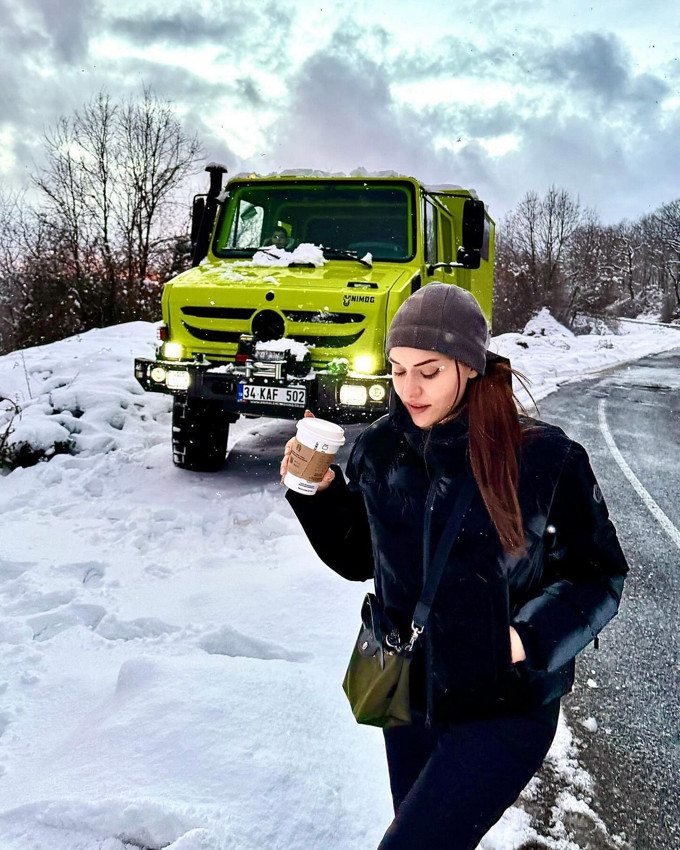 Kar paylaşımları olay olan Fahriye Evcen kış günü mayolu pozlarıyla yazı geri getirdi - Resim: 3