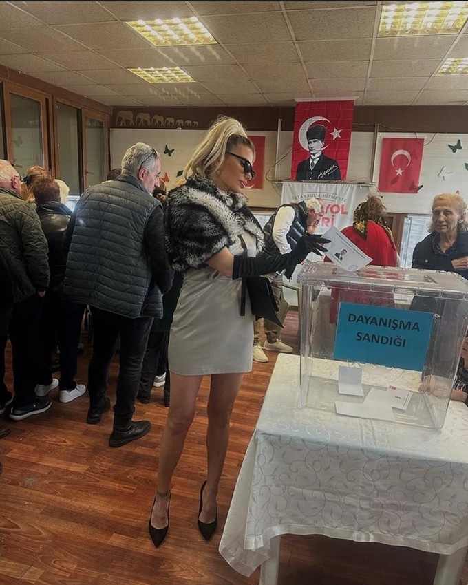 Yine tüm gözler onun üzerindeydi! Ünlü şarkıcı Hatice'den ''seçim'' pozu - Resim: 2