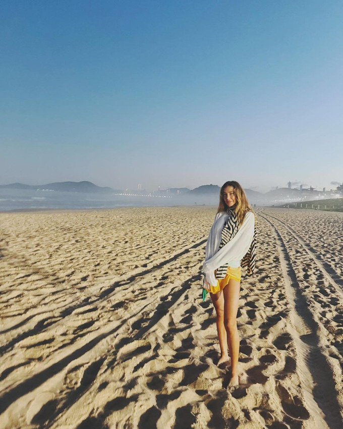 Şeyma Subaşı bikinisinin üstünü çıkartıp, kendini denize bıraktı - Resim: 1