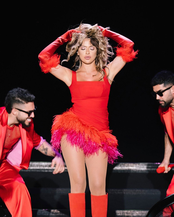 Hadise cesur kostümleri ve şovlarını eleştirenlere resti çekti - Resim: 3