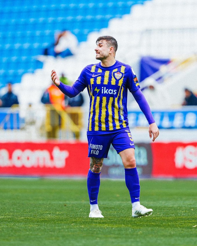 Ünlü futbolcu genç şarkıcı arasında aşk iddiası... - Resim: 1